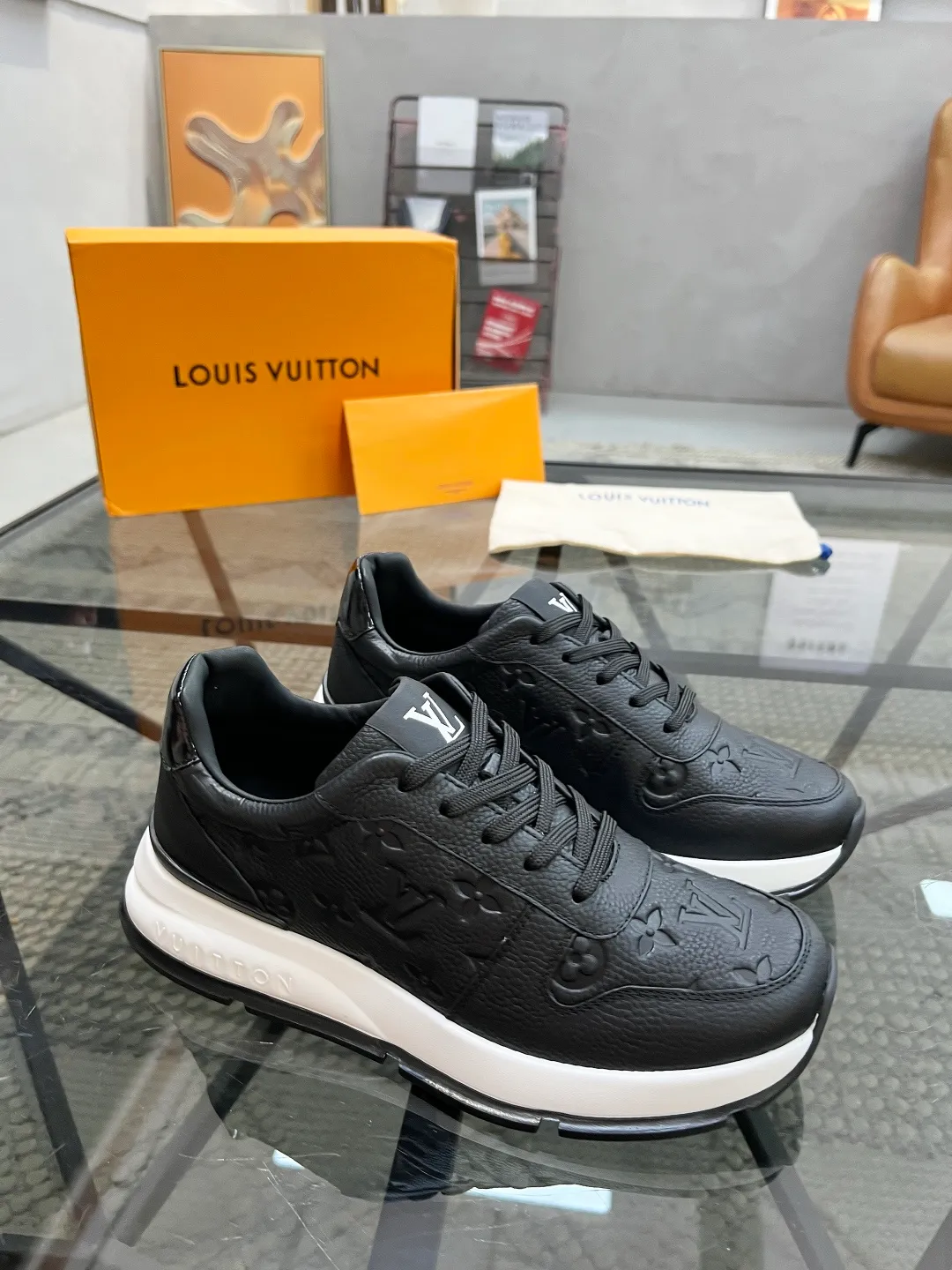 Factory price: 480💰LV🔍Top purchasing agent🇮🇹 Road Street God's new sneakers are coming and are available at counters simultaneously. Original factory configuration, original cowhide fabric imported from Italy, high-quality embossed splicing complex process, sports trendy person, imported water-dyed sheepskin lining, soles: Wang Yuan factory specially provides original soles, super comfortable, original factory single goods 🔍🔍High quality, you can enter and leave the counter at will, welcome to compare and synchronize with the counter, code number 38-44, customized 45